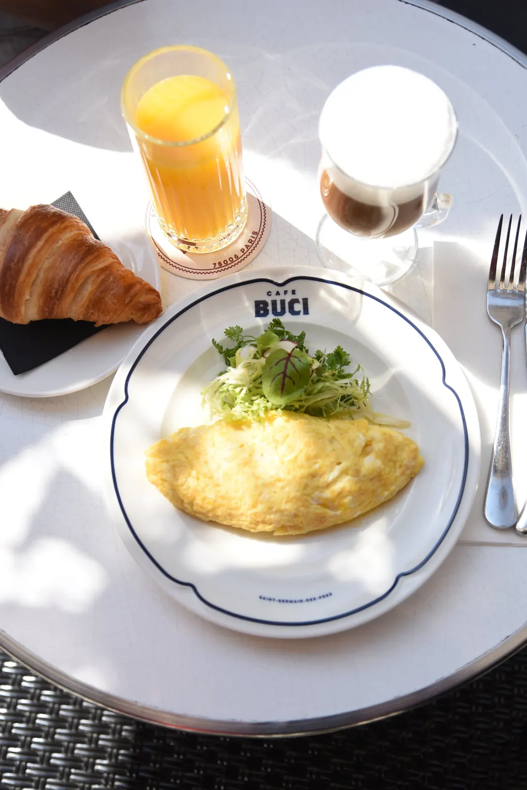 Breakfast on the terrace: omelette, croissant, fresh juice
